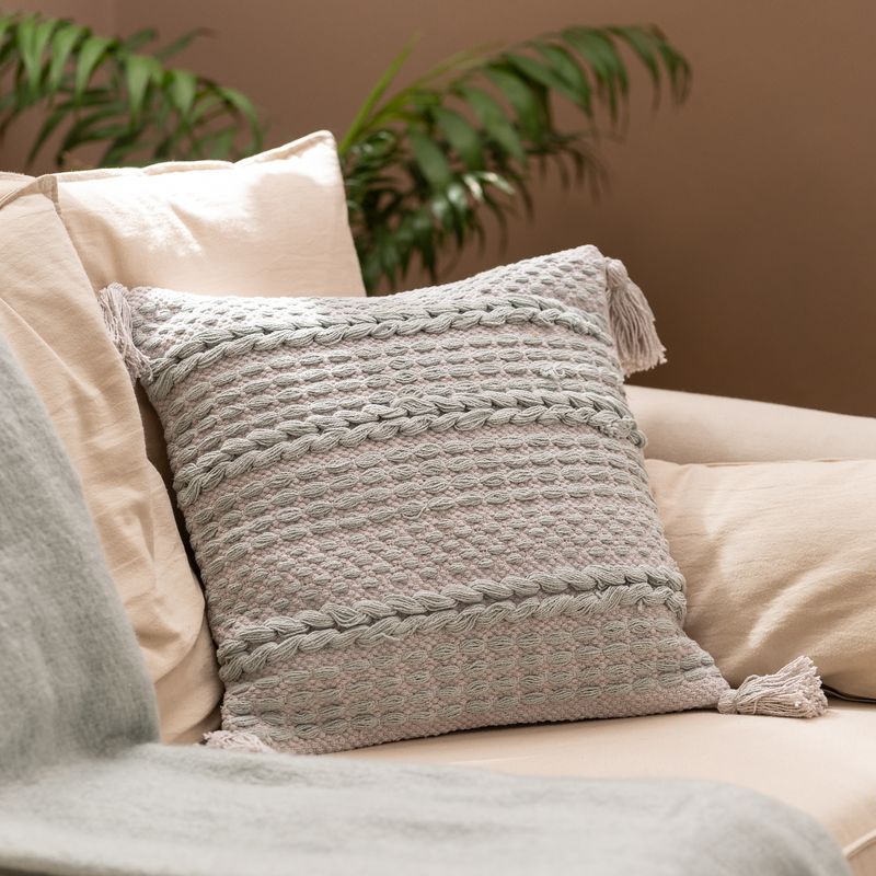 Funda-de-Almohadon-Tejido-con-Borlas