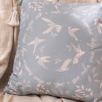 Funda-de-Almohadon-Frase-Pace-Begins-With-Smiles