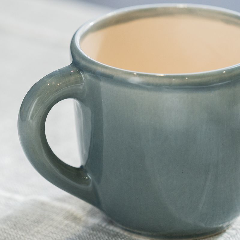 Taza-Bicolor-de-Ceramica-Artesanal-con-Asa