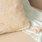 Funda-de-Almohadon-Vuelo-Natural-con-Borlas