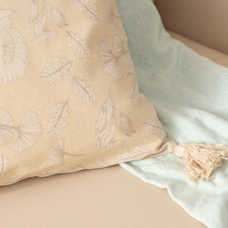 Funda-de-Almohadon-Vuelo-Natural-con-Borlas
