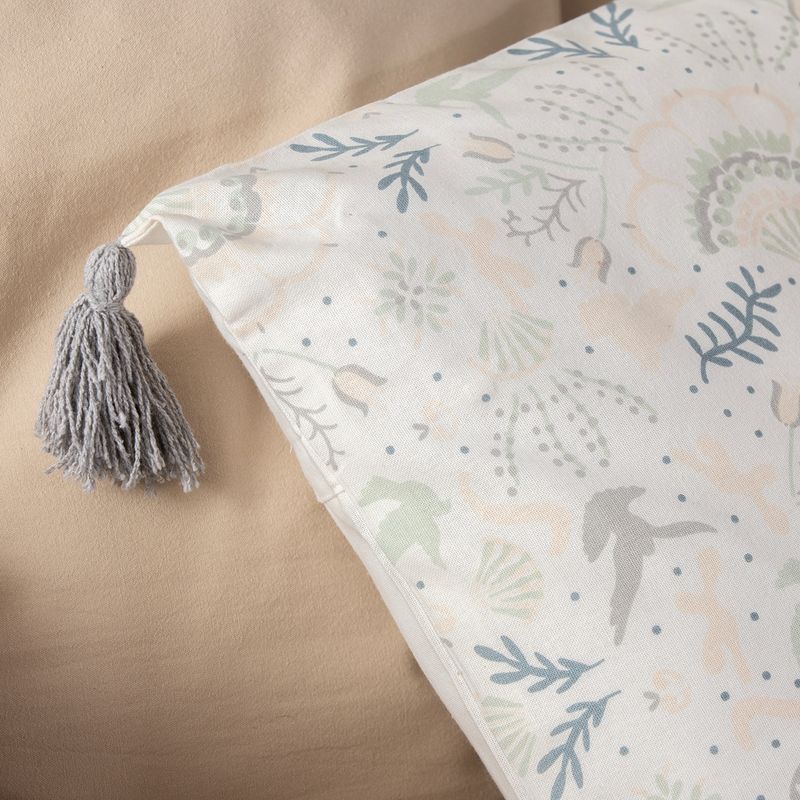 Funda-de-Almohadon-Mariposas-con-Borlas