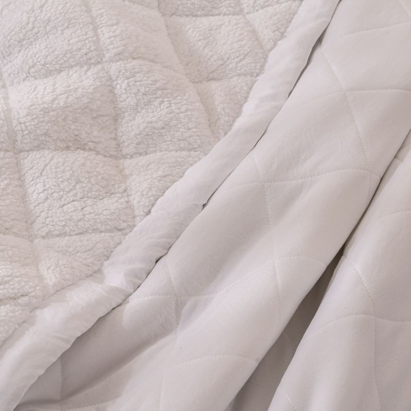 Cubrecama-Queen-Extra-Suave-con-Corderito-a-Rombos