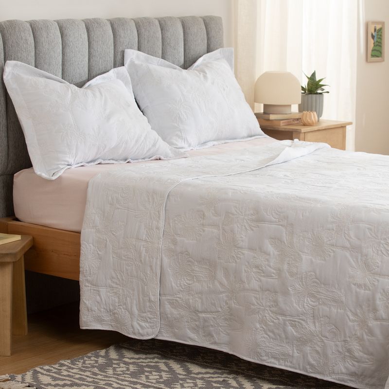 Cubrecama-Queen-Reversible-Bordado-Palmeras