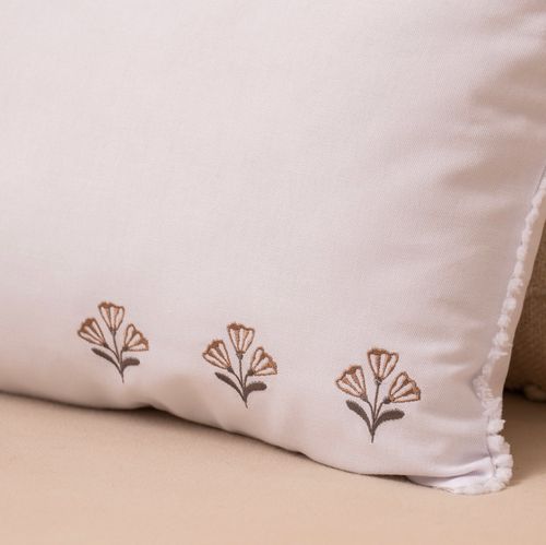 Almohadón  Rectangular Con Bordado Flor