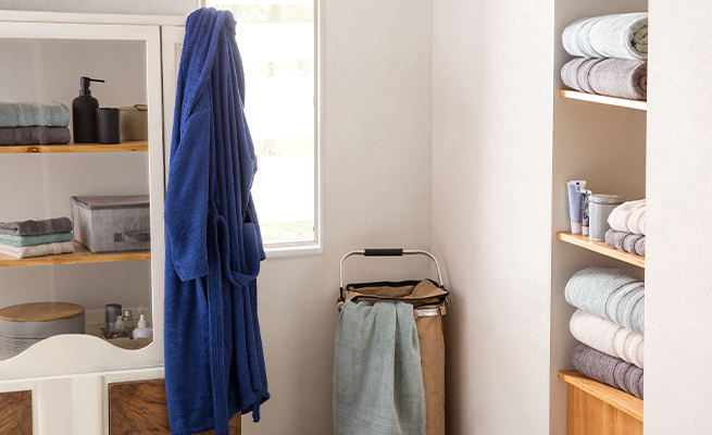 bata porlar azul en baño con accesorios de baño y toallas bata porlar azul en baño con accesorios de baño y toallas