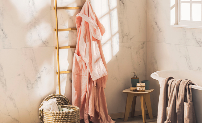 bata rosada con capucha y accesorios  de baño bata rosada con capucha y accesorios  de baño