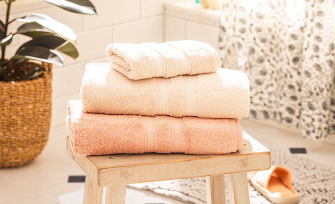 toallones y toallla de mano  de baño rosadas