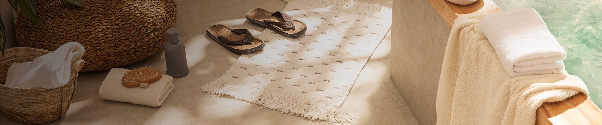 Alfombra de baño blanca con flecos y accesorios de ducha